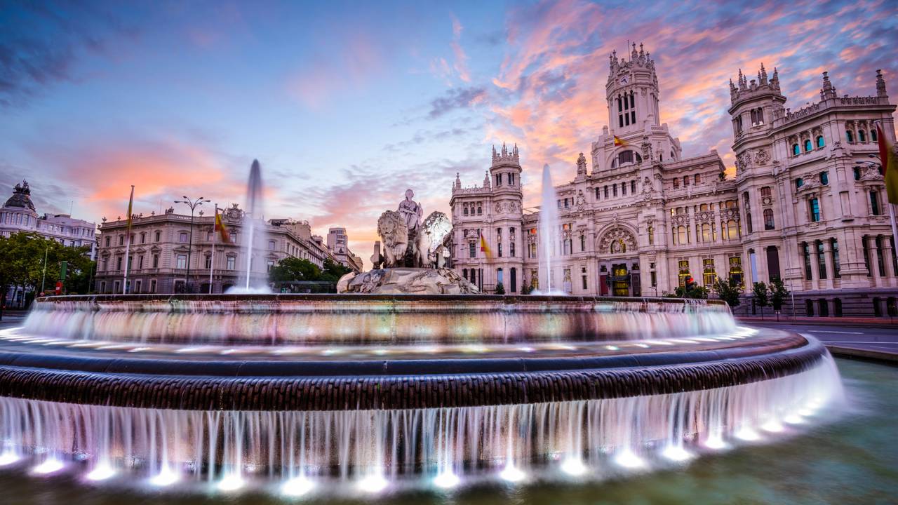 Com 135.000 metros quadrados de área e 3.418 quartos, o palácio de 1735 tornou-se a maior residência real da Europa Ocidental e o símbolo do luxo na Espanha