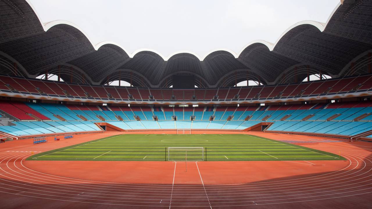 Com capacidade para 114 mil pessoas e teto em formato de magnólia, o Estádio Primeiro de Maio, de 1989, tornou-se o maior estádio de todo o mundo