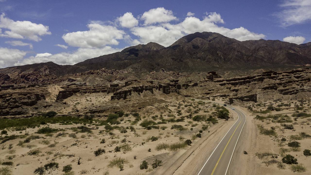 Rodovia na Argentina ganha fama por suas rochas vermelhas, pois seus 183 km de extensão cortam o vale de Cafayate entre montanhas de arenito