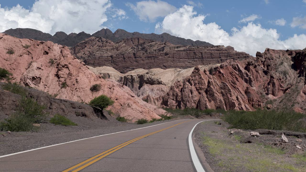 Rodovia na Argentina ganha fama por seus 5.194 km, pois o trajeto cruza 27 montanhas e une o país de norte a sul paralela aos Andes