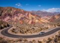 Estrada na Argentina ganha fama por seus 4.170 metros de altitude, pois o trajeto sinuoso em Jujuy atravessa montanhas de cores vibrantes e únicas na região
