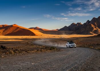 Estrada na Namíbia ganha fama por seu isolamento, pois seus 120 km de extensão margeiam o deserto, sendo a rota mais fotogênica do sudoeste africano