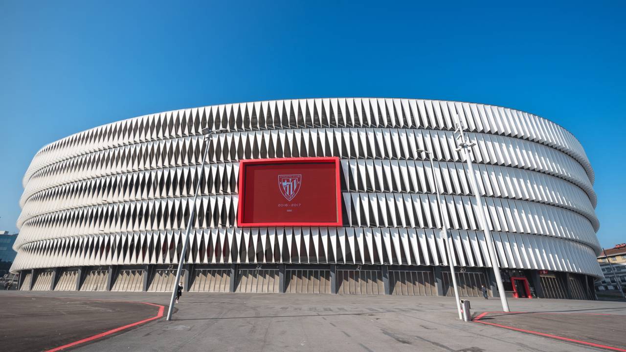Com capacidade para 53.331 pessoas e fachada de LED premiada, o estádio de 2013 tornou-se a arena mais moderna e tecnológica de toda a Espanha