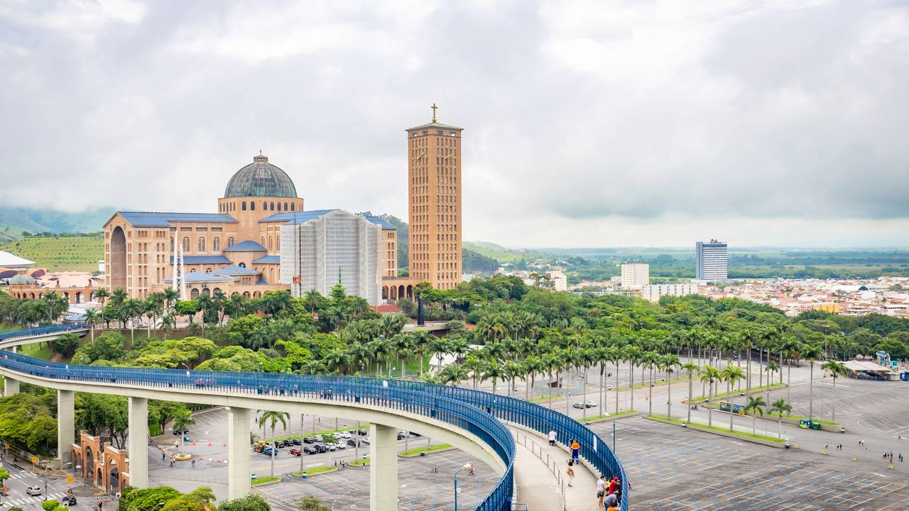 Com torre de 100 metros e 25 milhões de tijolos, a basílica de 1955 tornou-se o segundo maior templo católico do mundo e o coração do Brasil