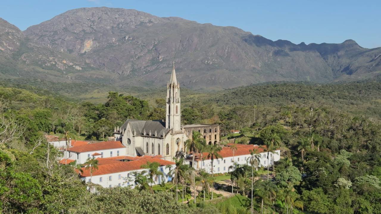 Com sua fachada neogótica de 1883 e cercado por serras, o santuário mineiro tornou-se o maior centro de peregrinação e preservação de Minas Gerais