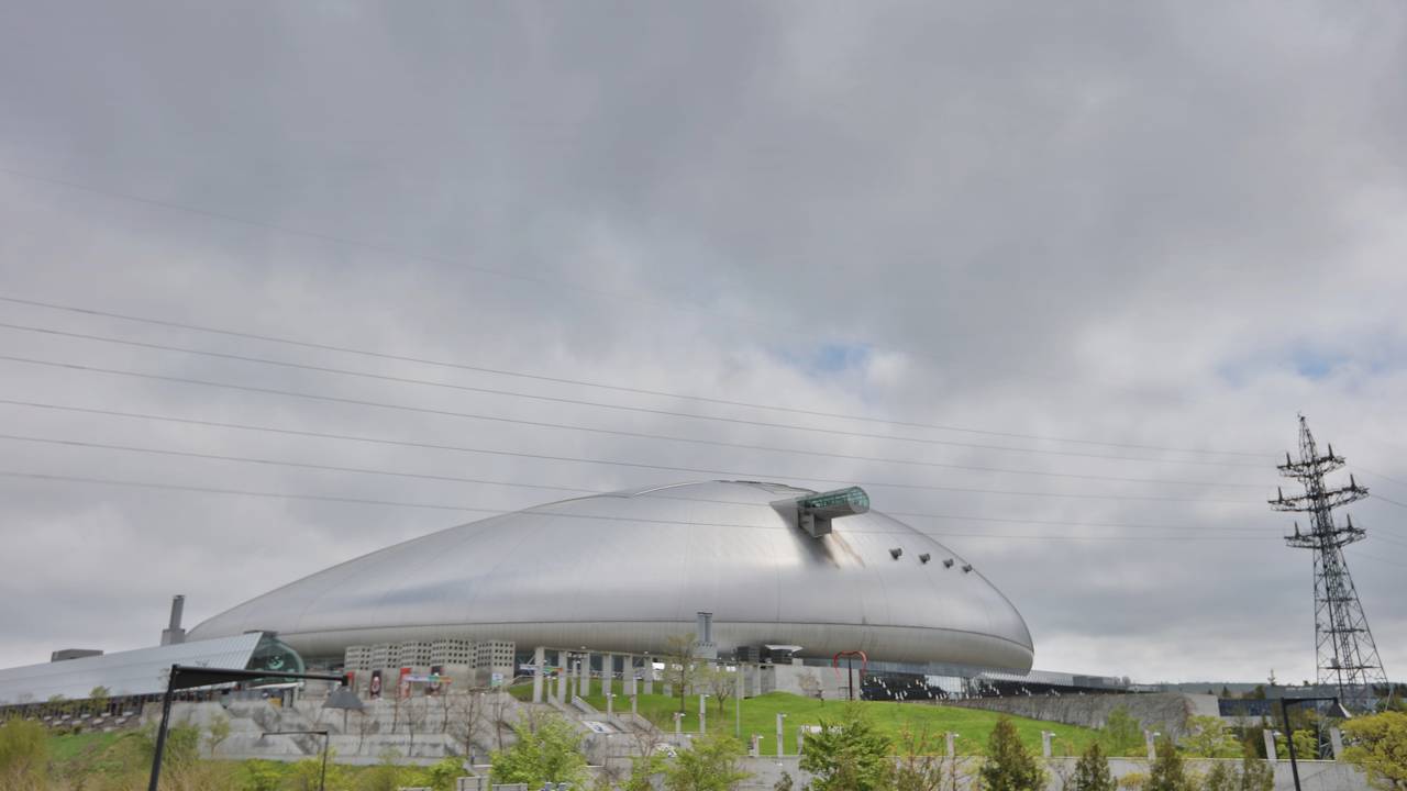 Com um gramado de futebol flutuante que desliza para fora da arena, o estádio japonês de 2001 virou o maior marco da tecnologia esportiva
