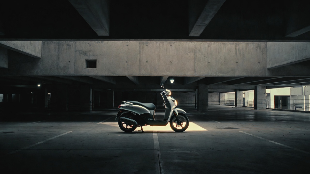 Escondendo um baú de 25 litros sob o assento e pesando apenas 98 quilos, a ágil scooter da montadora japonesa faz mais de 40 quilômetros por litro no trânsito caótico das capitais