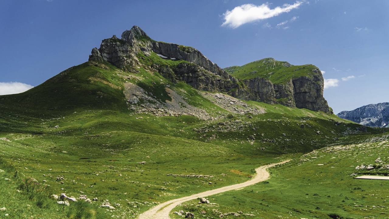 Estrada em Montenegro atinge 1.907 metros de altitude, pois a Sedlo Pass cruza o Parque Durmitor entre picos de calcário e paisagens espetaculares