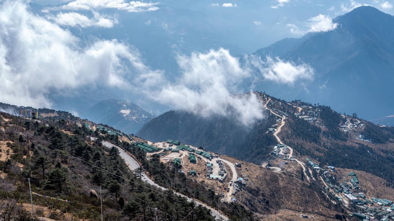 A rodovia indiana cruza os picos a 4.170 metros de altitude; com seus lagos sagrados, a Sela Pass é o portal vital para a região remota de Tawang