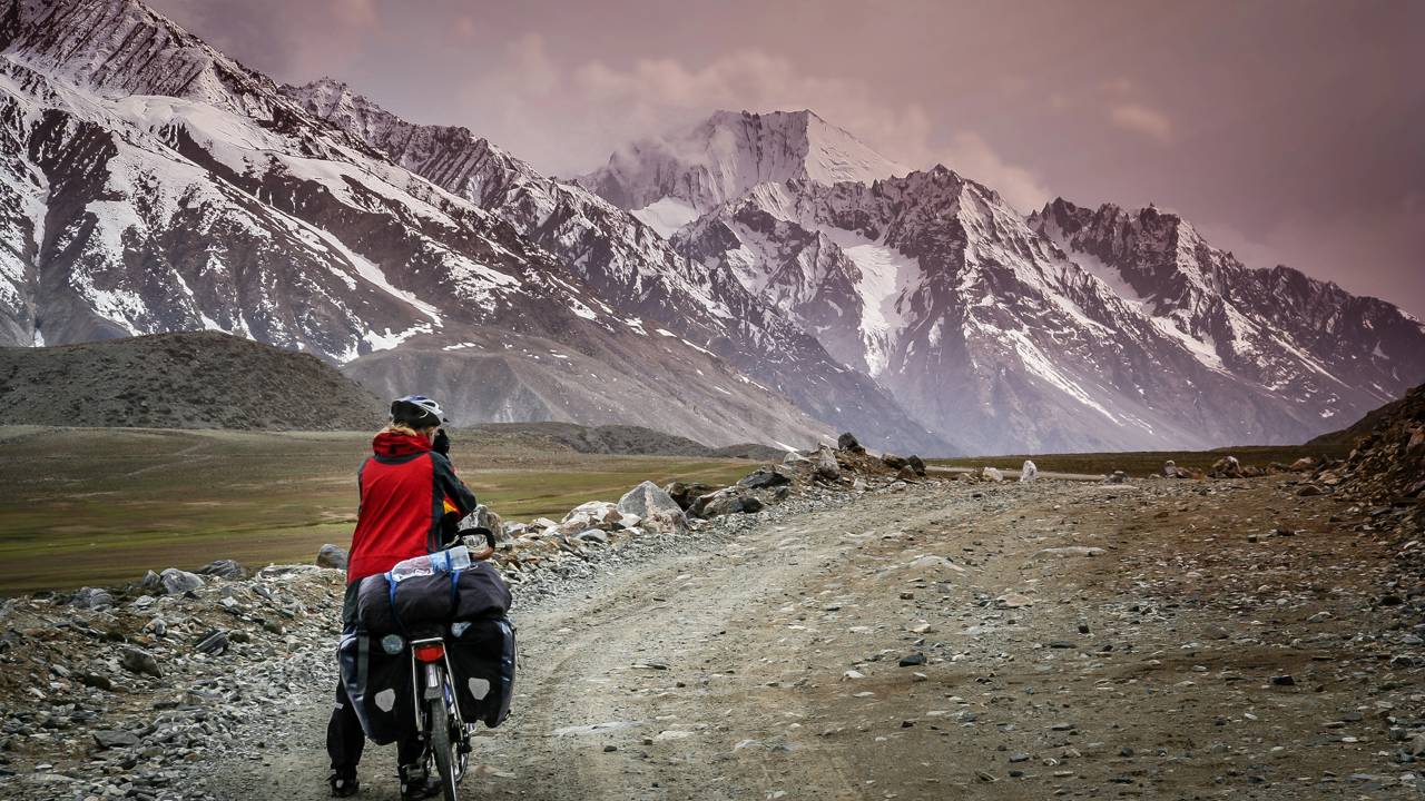 A estrada no Paquistão atinge 3.700 metros de altitude; famosa por seu campo de polo, a Shandur Pass é conhecida como o teto do mundo no Hindu Kush