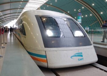 Trem que flutua sobre trilhos chega a 430 km/h e liga aeroporto ao centro em poucos minutos