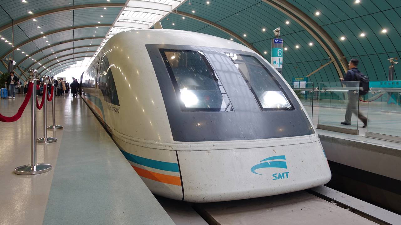 Trem que flutua sobre trilhos chega a 430 km/h e liga aeroporto ao centro em poucos minutos