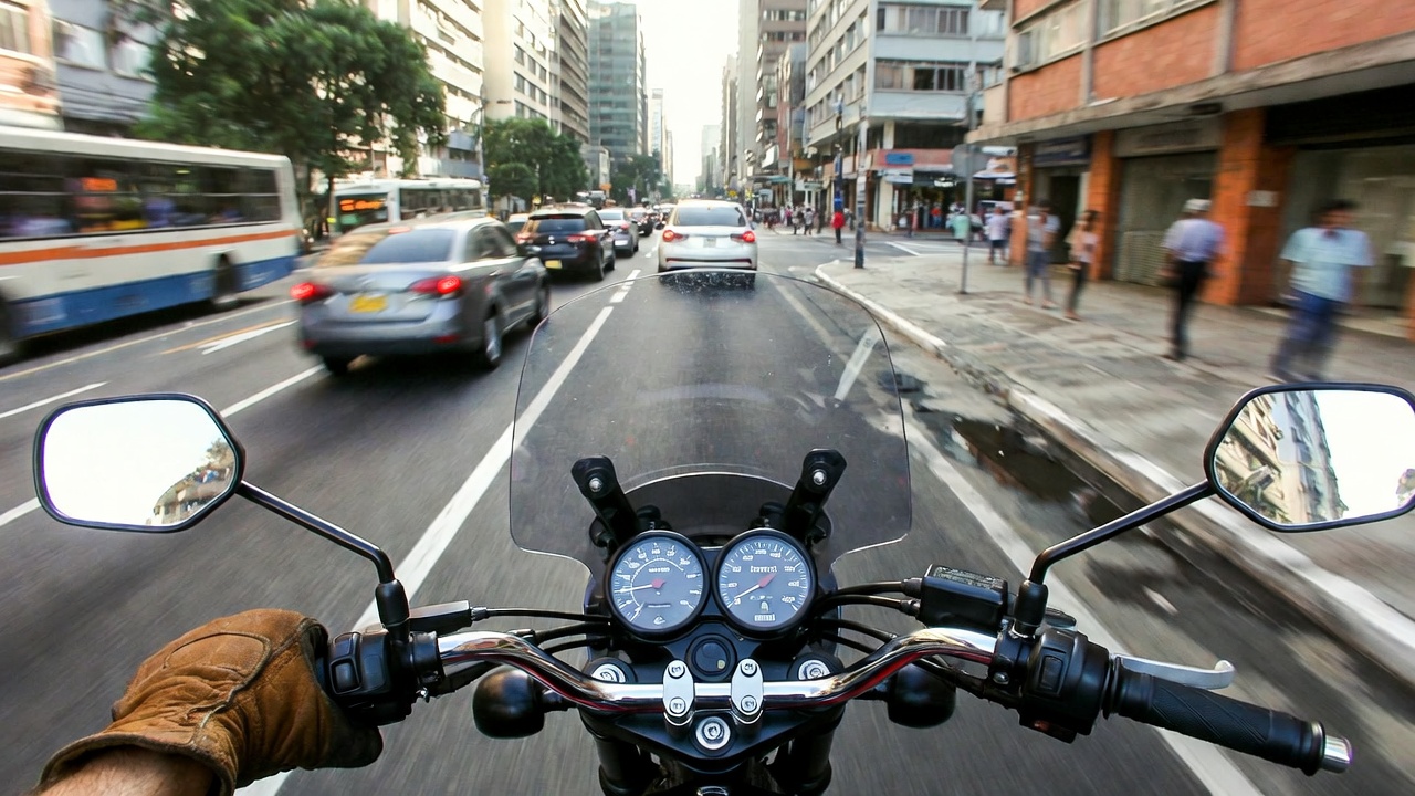 Fazendo média de 45 quilômetros por litro e custando apenas 8 mil reais, a nova Shineray Worker 125 é a escolha real para quem busca a moto zero quilômetro mais barata para trabalhar