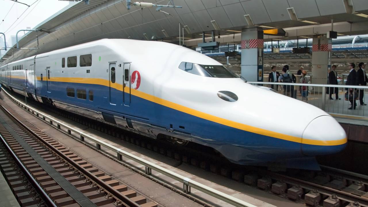Com seu bico inspirado no martim-pescador para evitar o estrondo sônico, o trem-bala japonês de 1964 tornou-se o maior ícone da alta velocidade