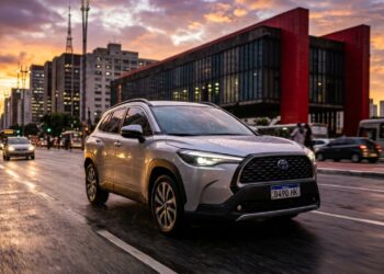 Com capacidade de rodar mais de 17 quilômetros com apenas um litro de combustível, o novo SUV híbrido da montadora japonesa garante cerca de 10 anos de tranquilidade com garantia total para as baterias