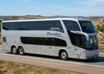 Reduzindo o consumo de diesel em 11% através de sua aerodinâmica, o gigante de dois andares acomoda 60 pessoas com poltronas de 180 graus