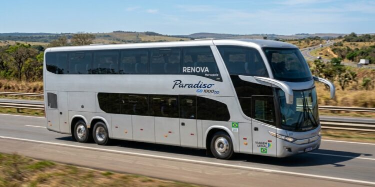 Reduzindo o consumo de diesel em 11% através de sua aerodinâmica, o gigante de dois andares acomoda 60 pessoas com poltronas de 180 graus