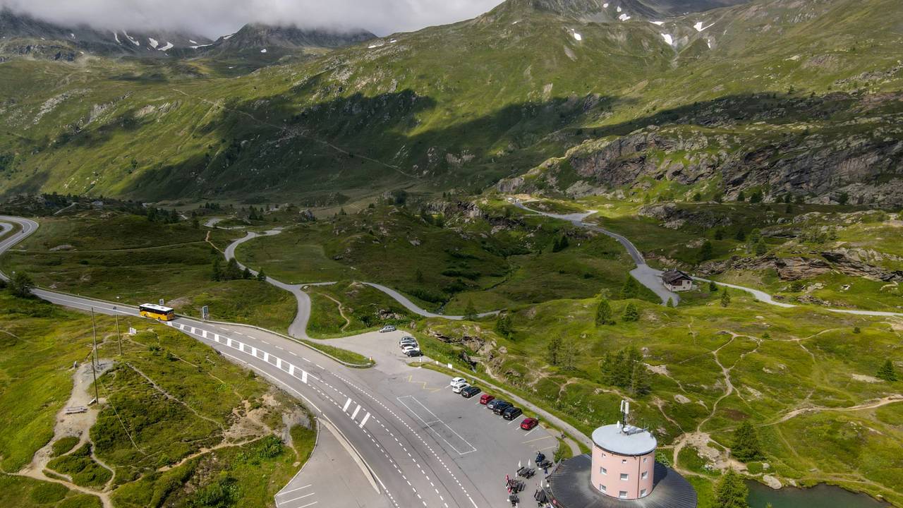 Rodovia na Suíça atinge 2.005 metros de altitude; com o monumento da águia de pedra de 1944, a passagem une o norte e o sul através dos Alpes