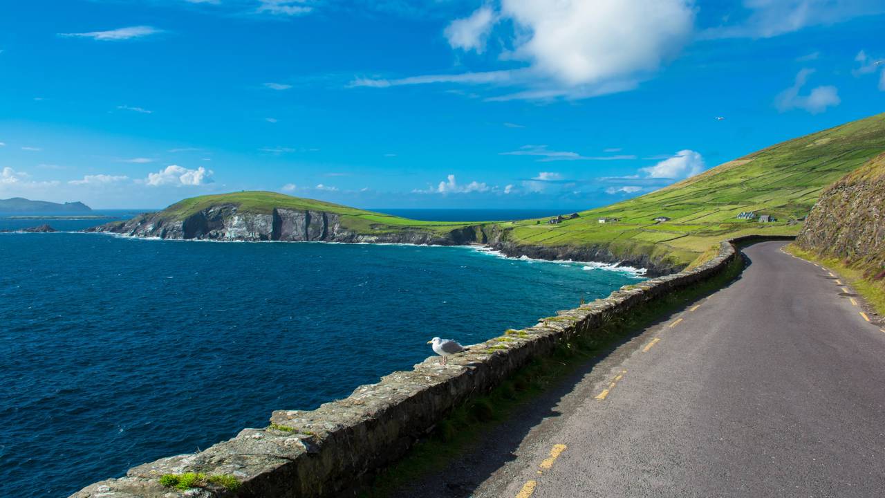 Rodovia na Irlanda percorre 47 km pela Península de Dingle; com suas curvas sobre falésias, a Slea Head Drive é a rota costeira mais bela da Europa