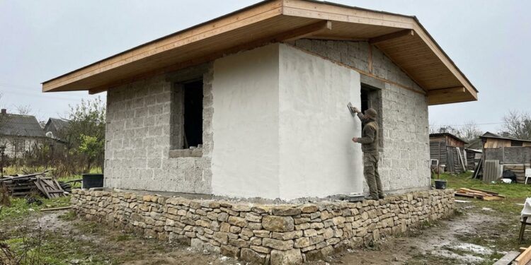 Revestimento exterior impermeabilizante: aplicação rigorosa de cal pura, tintas elastoméricas ou coberturas espessas de argila na fachada principal