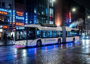 Armazenando cerca de 50 quilos de hidrogênio no teto e transportando 140 passageiros, o novo articulado da fabricante europeia cruza cidades inteiras liberando apenas vapor de água pelo escapamento