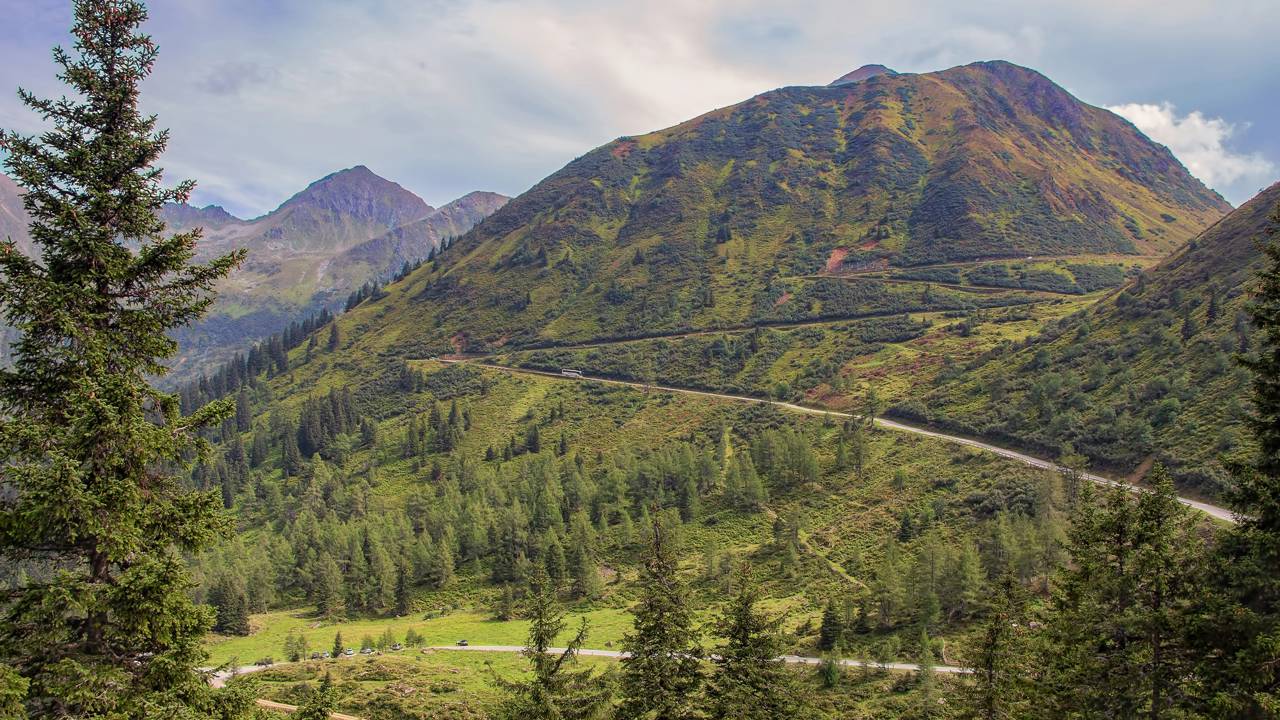 Estrada na Áustria sobe a 1.788 metros de altitude; com suas curvas fechadas e picos nevados, o Sölk Pass é um dos trajetos mais isolados dos Alpes