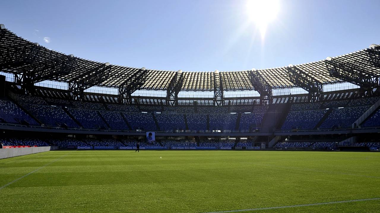 Com capacidade para 54.726 torcedores e teto metálico, a arena de 1959 tornou-se o templo sagrado de Nápoles e o maior tributo ao craque argentino