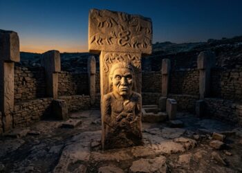Escavações em sítio de 11 mil anos na Turquia revelam esculturas realistas e estruturas circulares que desafiam a cronologia oficial da revolução agrícola da humanidade