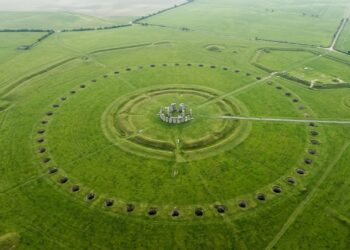 Contendo cerca de 20 fossos monumentais com 10 metros de largura, o círculo sagrado de 2 quilômetros de diâmetro rodeia Stonehenge e revela um dos maiores planejamentos territoriais da Pré-História