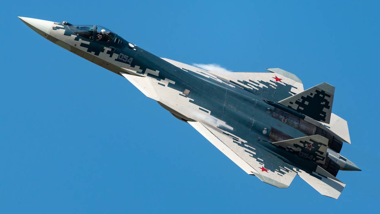 Com empuxo vetorado e tecnologia stealth de quinta geração, o caça russo Sukhoi SU-57 Felon, de US$ 110 milhões, desafia a supremacia aérea mundial