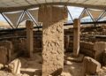Erguido há 12 mil anos com pilares de 20 toneladas, o templo de Göbekli Tepe é 6 mil anos mais velho que as pirâmides de Gizé localizadas no Egito