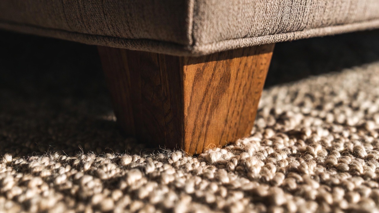 Trocar 1 tapete pequeno por um modelo de 3 metros que cubra toda a base dos móveis cria um efeito visual que amplia a percepção da sala em 25%