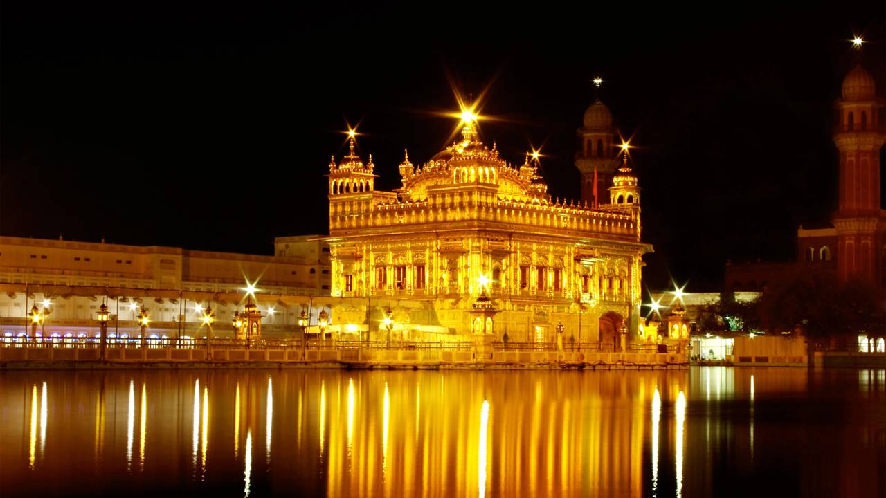 Com 750 kg de ouro cobrindo sua estrutura e cercado por um lago sagrado, o templo indiano de 1581 tornou-se o coração espiritual da fé sikh