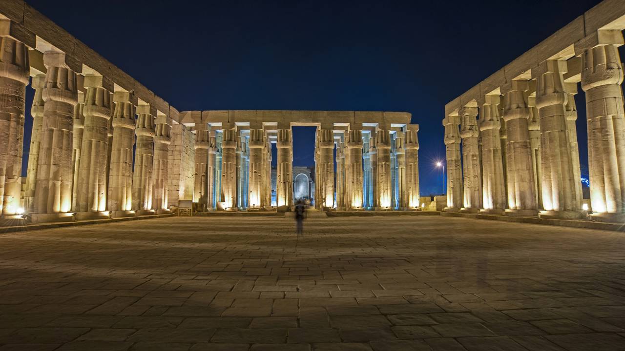 Com 134 colunas de 24 metros de altura e 2 mil anos de história, o templo egípcio tornou-se o maior complexo religioso da antiguidade mundial