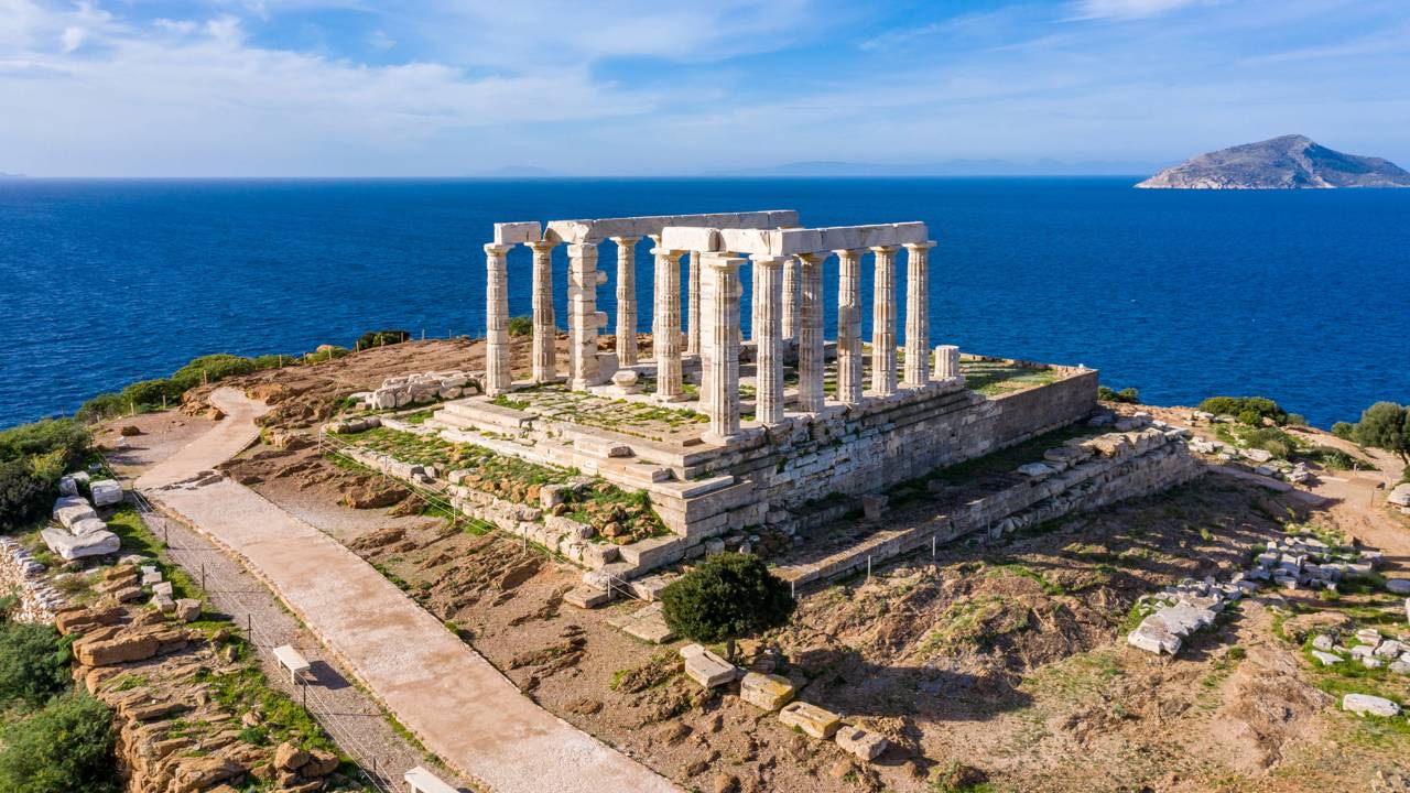 Com suas colunas dóricas de 440 a.C. situadas em um penhasco de 60 metros, o templo de Poseidon tornou-se o maior marco do horizonte marinho grego