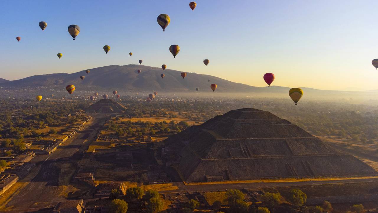 Com seus 65 metros de altura e 248 degraus de pedra, a pirâmide de 200 d.C. tornou-se o maior monumento de Teotihuacan e um mistério do México