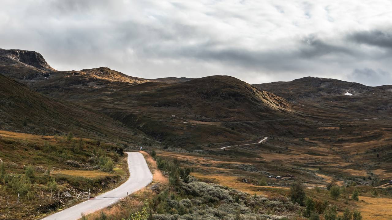 Estrada na Noruega ganha fama por suas paredes de neve, pois o trajeto a 1.315 metros de altitude une os maiores fiordes em um cenário alpino único