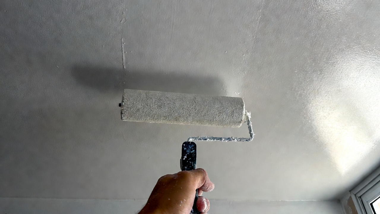 Pintar o teto com uma tinta exatamente 2 tons mais clara que a parede cria a ilusão imediata de um pé-direito até 30 centímetros mais alto na sua casa