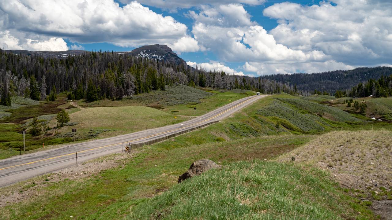 Estrada em Wyoming ganha fama por sua altitude, pois o trajeto de 2.944 metros cruza as montanhas Rochosas entre picos de neve e florestas puras