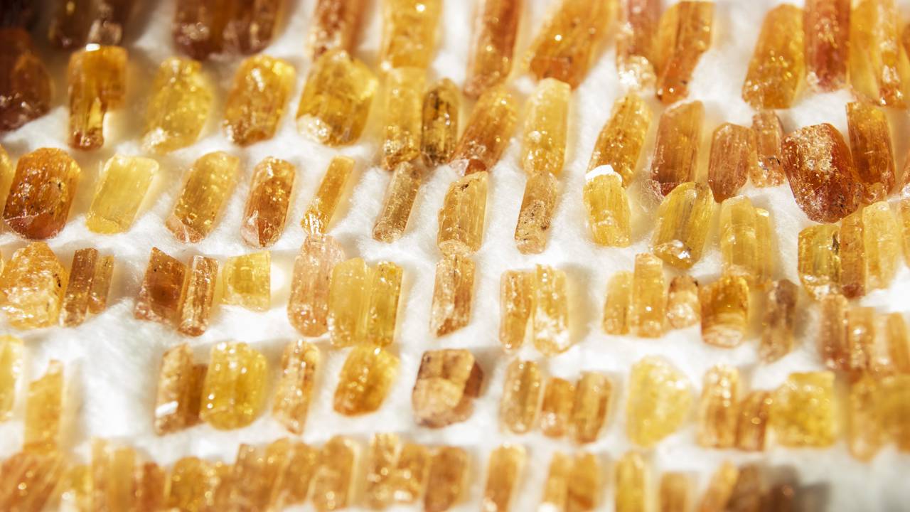 Esqueça a safira e o rubi, pois este cristal atinge a dureza oito na escala de Mohs e brilha com cores intensas, sendo o rei da joalheria