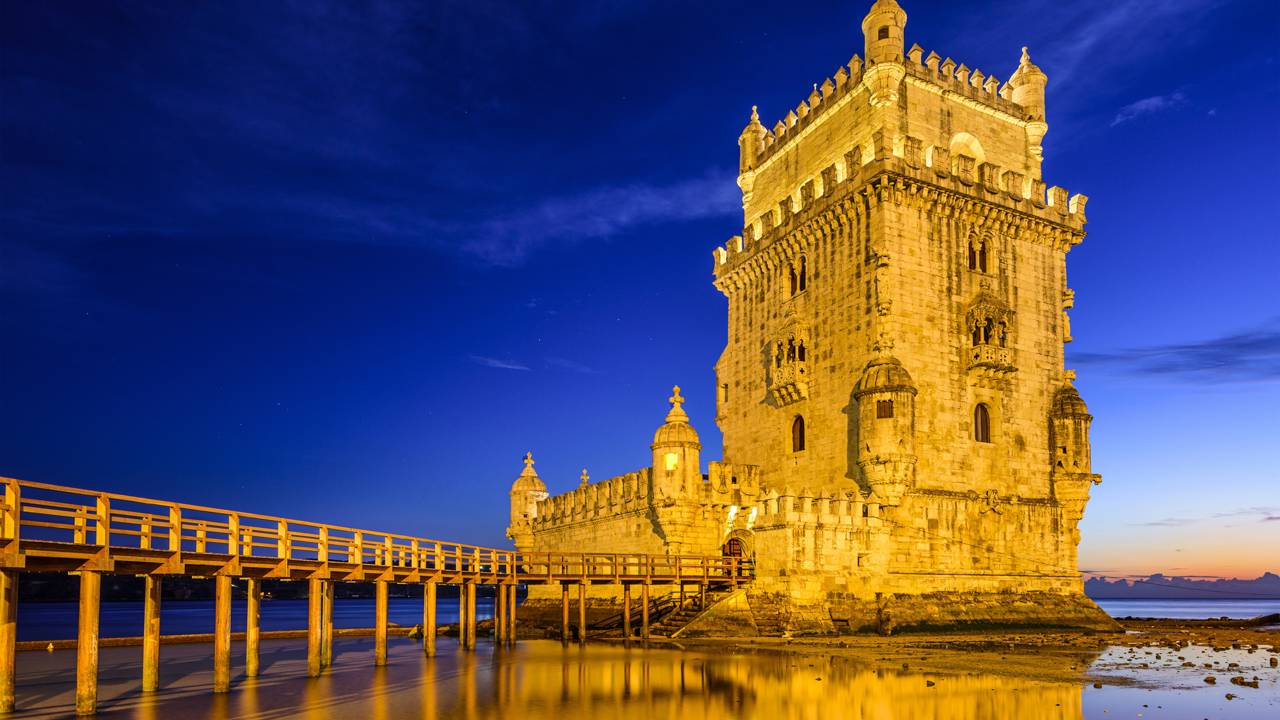 Com sua arquitetura manuelina de 1514 e situada às margens do Tejo, a torre tornou-se o maior símbolo das navegações e da história de Portugal