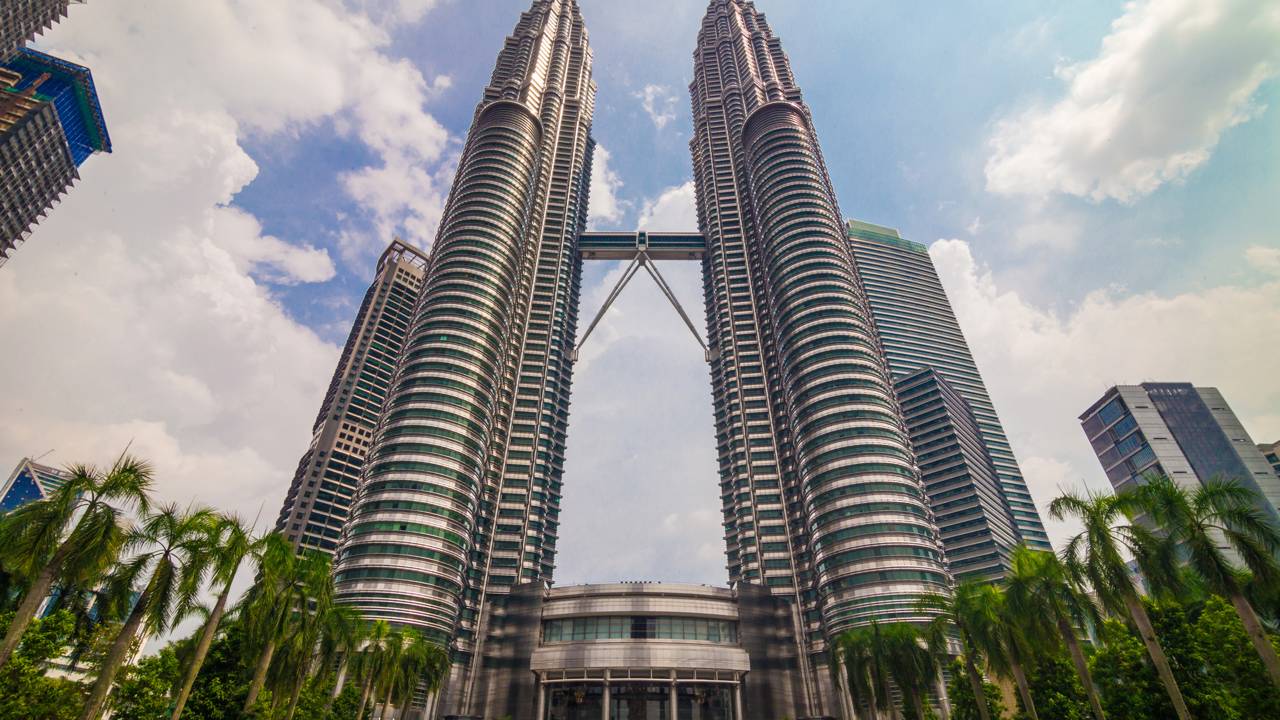 Com 452 metros de altura e 88 andares, as torres gêmeas, de 1998, tornaram-se o maior ícone da Malásia e o símbolo máximo da arquitetura contemporânea