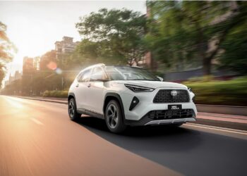 Com motor híbrido fazendo 17 km/l e nota alta em segurança, o novo mini SUV da Toyota chega para aniquilar concorrentes e virar o modelo mais barato da categoria no Brasil