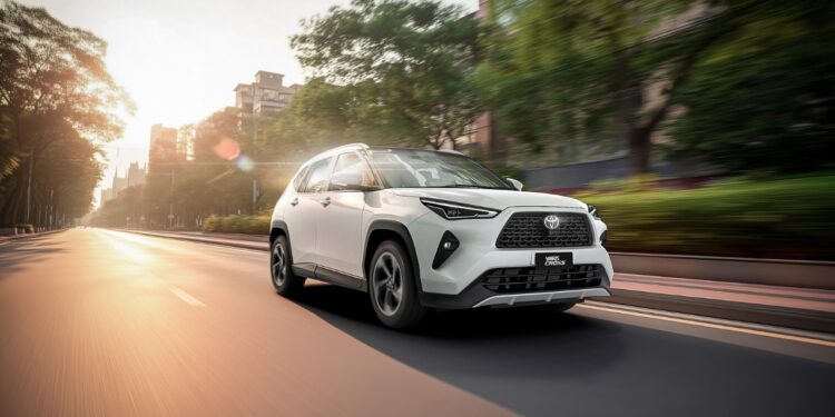 Com motor híbrido fazendo 17 km/l e nota alta em segurança, o novo mini SUV da Toyota chega para aniquilar concorrentes e virar o modelo mais barato da categoria no Brasil