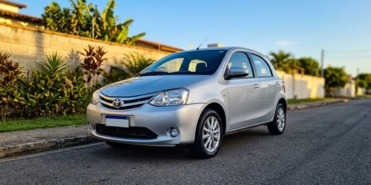 Por cerca de R$ 40 mil, resistência mecânica inquebrável e fazendo 675 km com 1 único tanque, este carro popular japonês se consolidou como um fenômeno entre os usados