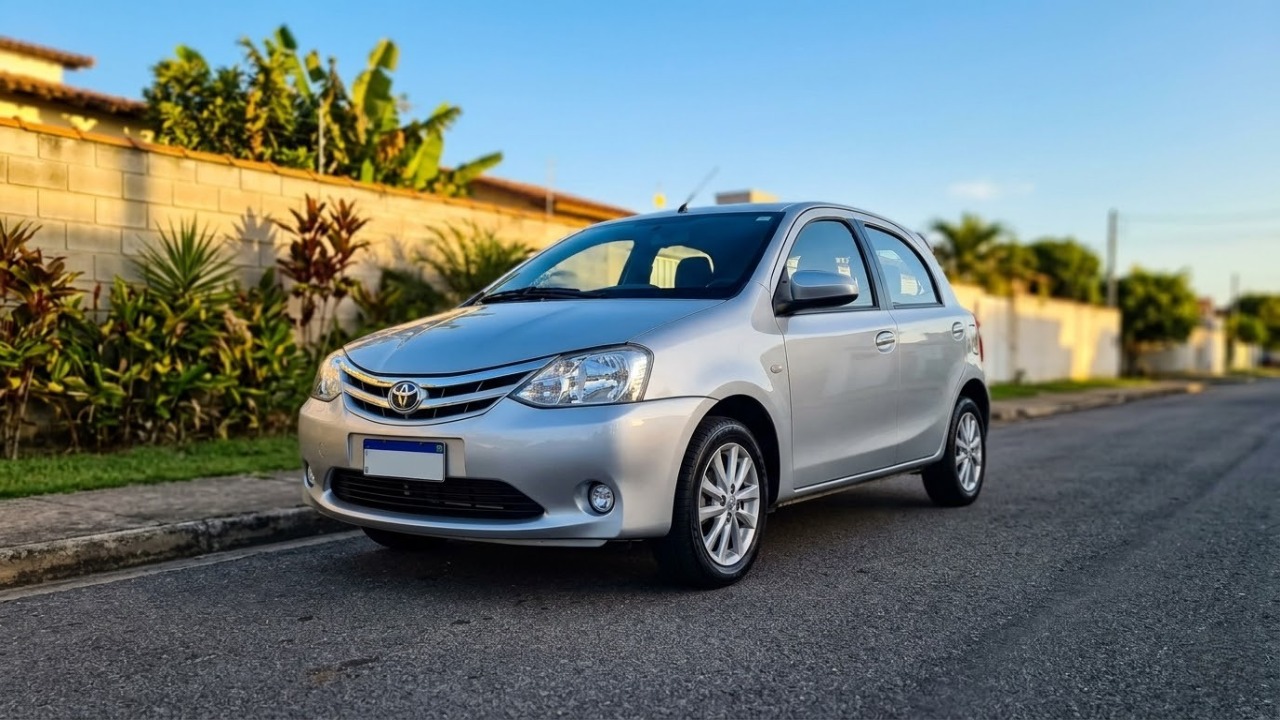Por cerca de R$ 40 mil, resistência mecânica inquebrável e fazendo 675 km com 1 único tanque, este carro popular japonês se consolidou como um fenômeno entre os usados