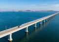 A China construiu uma ferrovia sobre o oceano que suporta trens a 250 km por hora, resiste a tufões e terremotos