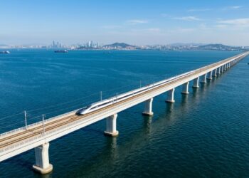 A China construiu uma ferrovia sobre o oceano que suporta trens a 250 km por hora, resiste a tufões e terremotos