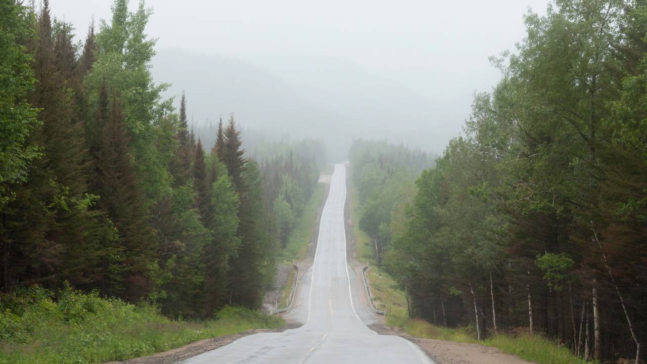Rodovia no Canadá de 1.149 km ganha fama mundial, pois seu trajeto de cascalho e asfalto isolado cruza a tundra em um cenário selvagem do Ártico