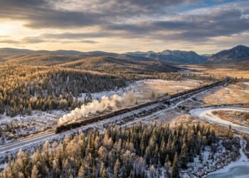 Esse trem leva sete dias para chegar ao destino e atravessa oito fusos horários sem sair dos trilhos